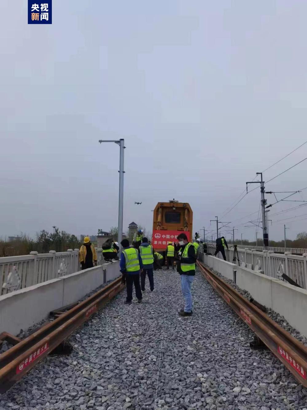 津兴铁路正线铺轨工程全线贯通