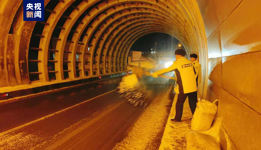 甘肃两条高速公路因降雪结冰临时管制