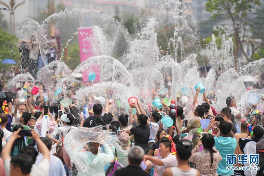 傣族泼水节来了！云南景谷节日氛围瞬间拉满