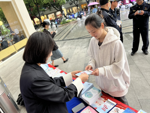 富德生命人寿金华中支开展 4.15国家安全教育日防范非法集资宣传活动