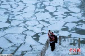 南极天气(寒流来袭美国多地低温冷过南极 民众咋抗寒？)