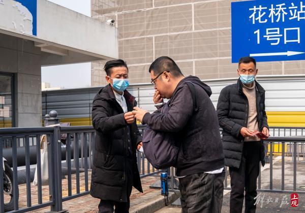 地铁花桥站：来看房的上海人多了，有的早上看房下午就定了