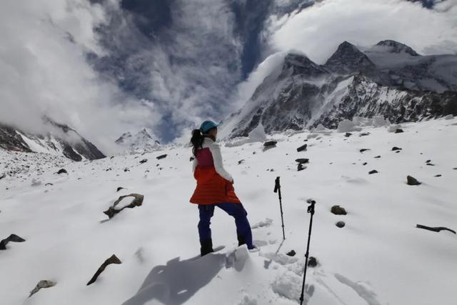 儿子1岁丈夫消失她卖房还债，重返户外后攀登14座雪山打破记录