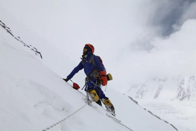 儿子1岁丈夫消失她卖房还债，重返户外后攀登14座雪山打破记录