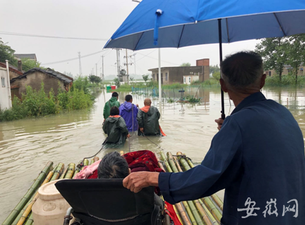 肥东响导乡：破浪前行 转移被困高龄老人