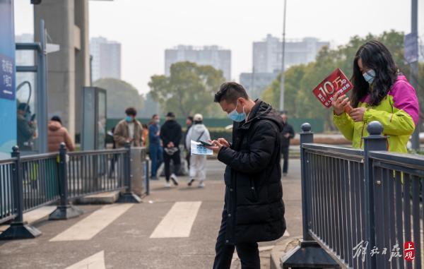 地铁花桥站：来看房的上海人多了，有的早上看房下午就定了