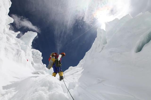 儿子1岁丈夫消失她卖房还债，重返户外后攀登14座雪山打破记录