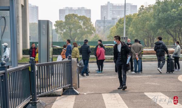 地铁花桥站：来看房的上海人多了，有的早上看房下午就定了