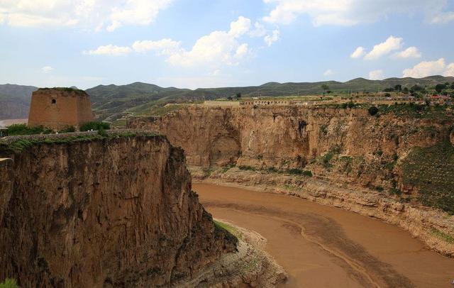 我国的黄土高原地区，为什么会形成千沟万壑的“黄土地貌”？