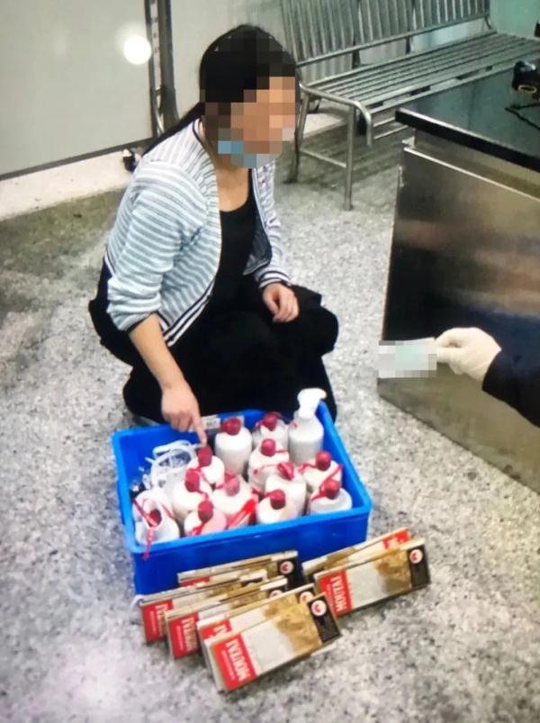 惊了！女子双腿绑14瓶茅台入境，被海关截查