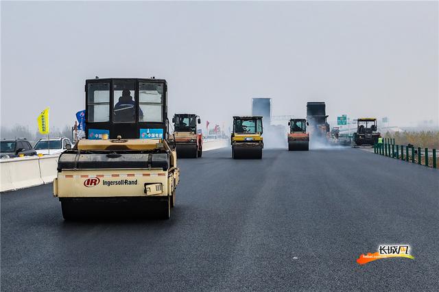 高清组图｜津石高速廊坊段、沧州段主线路面胜利贯通