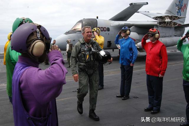 他是唯一乘舰载机登上航母的美国总统，座机海军一号仅存一架