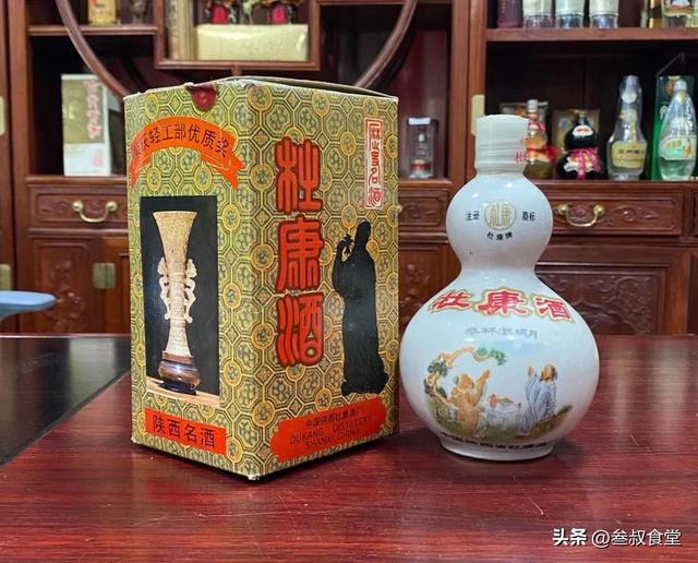 一群70后聚餐，酒桌上晒出白酒，快速走红朋友圈，网友：真会喝