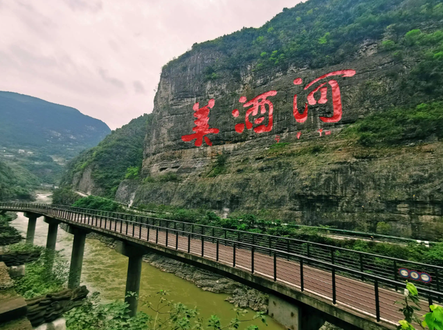 为什么只有茅台镇才能酿出好酱酒，别的地方却不行？看完就明白了