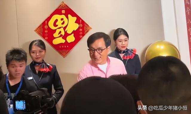 成龙现身杭州收房现场，4千万豪宅是买还是送？购房资格引热议