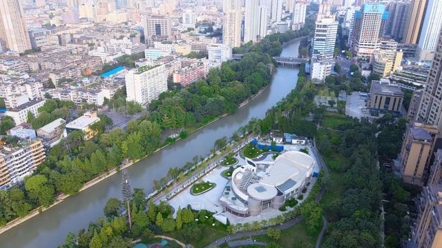 成都市土地自然区特征的比较研究