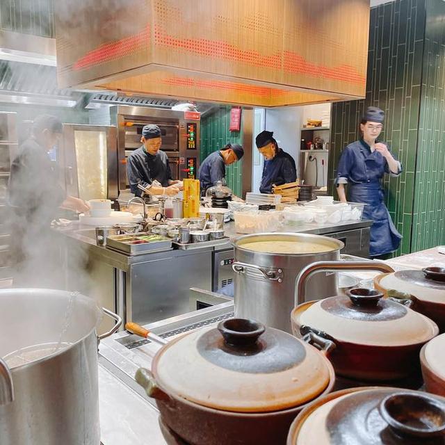 豆花煮江团、敲糖口水鸡…杭州这家连锁川菜升级了！“黑金店”坐落来福士，向小时新闻用户发出试菜邀请