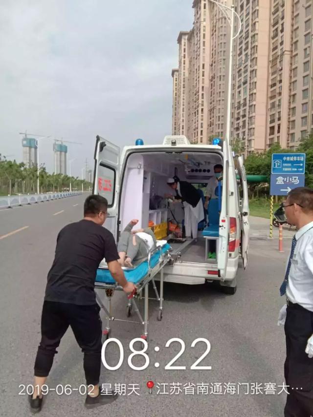 2日中南城，女子被轿车压顶生死未卜！5分钟，海门人从死神手里抢回一条命