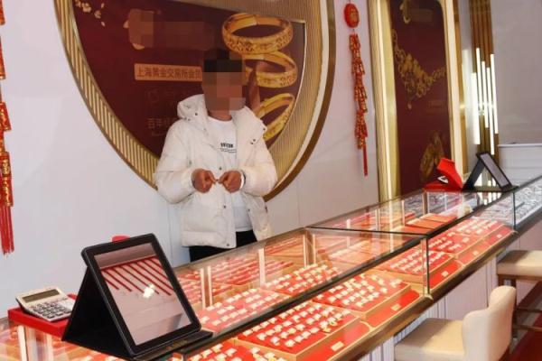 云南一金店深夜被洗劫一空，损失百万！“黄金大盗”偷完还拖了地