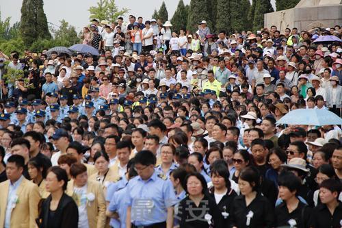 高原雄鹰护雪域，英雄热血铸忠魂 房浩烈士，入土为安