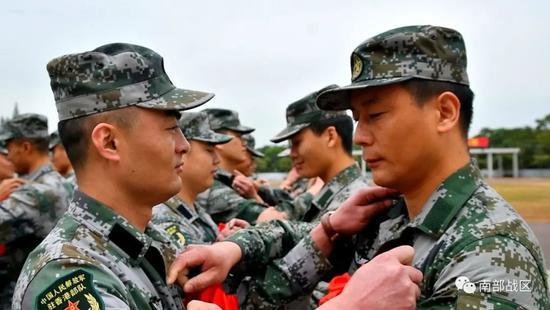 驻香港部队：陆海空三军退伍老兵告别军旗