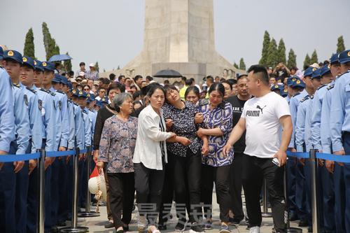 高原雄鹰护雪域，英雄热血铸忠魂 房浩烈士，入土为安