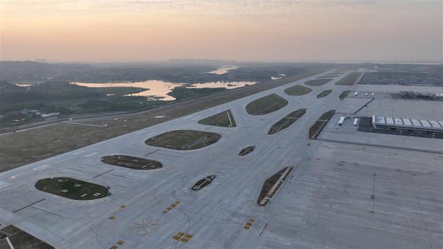 「非凡十年·数说湖北」机场数量翻一倍 吞吐能力增三倍 湖北航空运输形成“双枢纽、多支线”格局