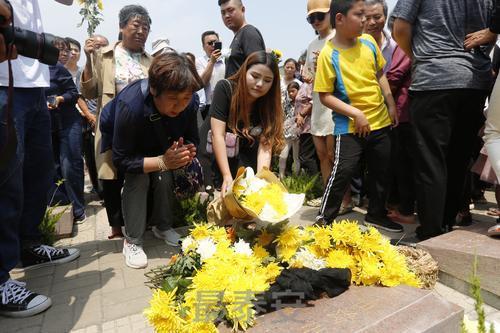 高原雄鹰护雪域，英雄热血铸忠魂 房浩烈士，入土为安