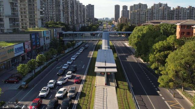 「轨道上的嘉兴·奋战记」嘉兴一中门口的人行天桥启用，立体交通让学生安全出行更有保障