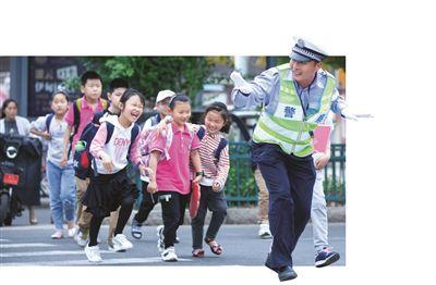 江苏一交警6年来“奔跑”护学 小学生毕业照受邀坐“C位”