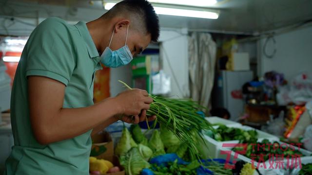 疫情下的盲人推拿店：员工跑了，房租交不起，只能借钱度日｜钛媒体影像《在线》