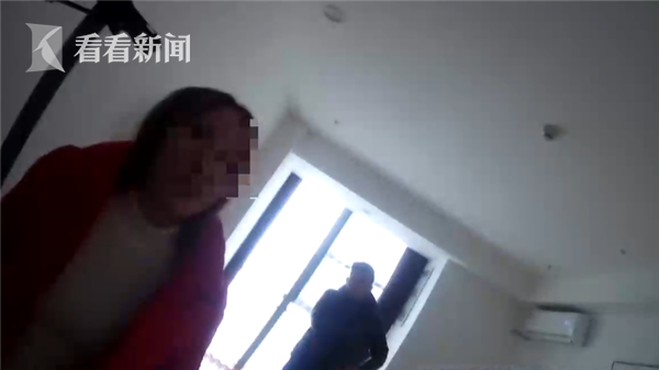 女子借朋友身份证“装嫩”与男友开房 一查是逃犯？