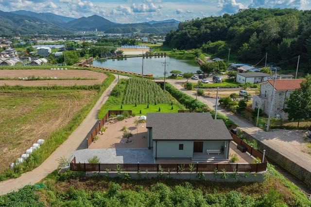 看了这一栋平房，我都想提前退休了，有田有地有池塘，幸福感好强