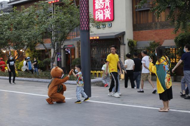 本周六晚，拱墅区喊你去胜利河美食街“当一回小老板”！20个后备箱摊位等你来认领