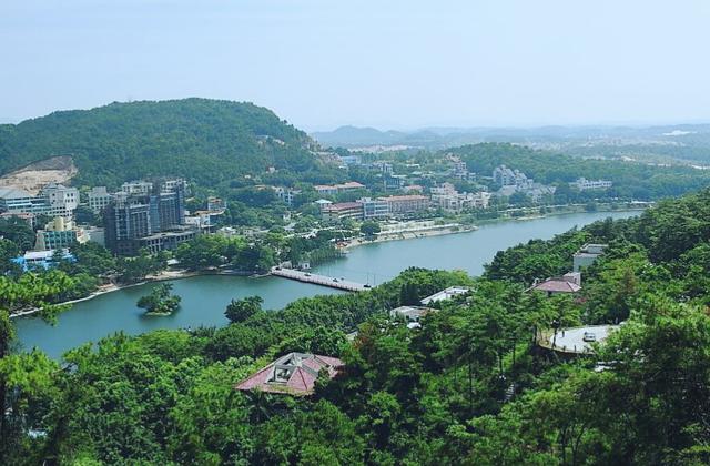 广州芙蓉嶂旅游区风光秀美，景区内名胜古迹荟萃