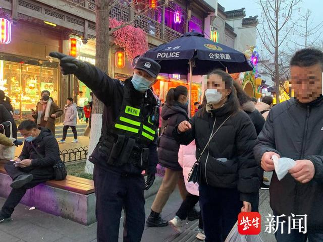 民警老钱执勤的最后一届灯会：看着人流涌动中的秩序井然才安心