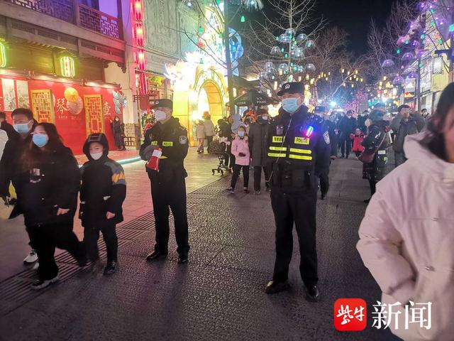 民警老钱执勤的最后一届灯会：看着人流涌动中的秩序井然才安心