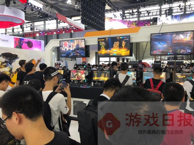 ChinaJoy：守望先锋试玩现场欧皇开出三橙 猎空Coser与雕像孰美？