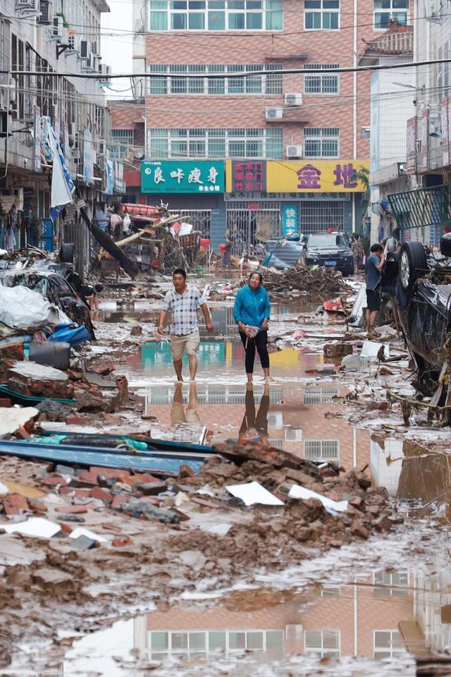 直击洪水过后的河南巩义：有房屋冲毁、车辆掀翻，道路成泥潭