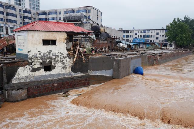 直击洪水过后的河南巩义：有房屋冲毁、车辆掀翻，道路成泥潭