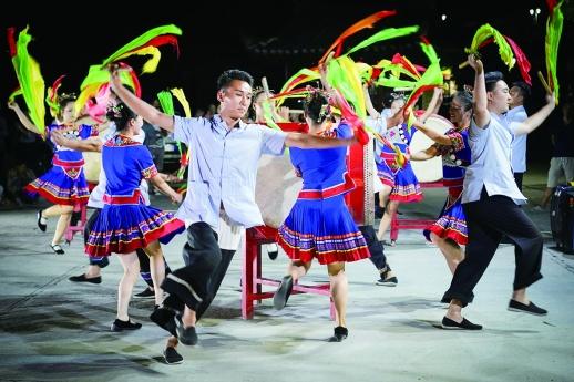 凤凰县山江镇老家寨举行苗家长桌宴和篝火晚会