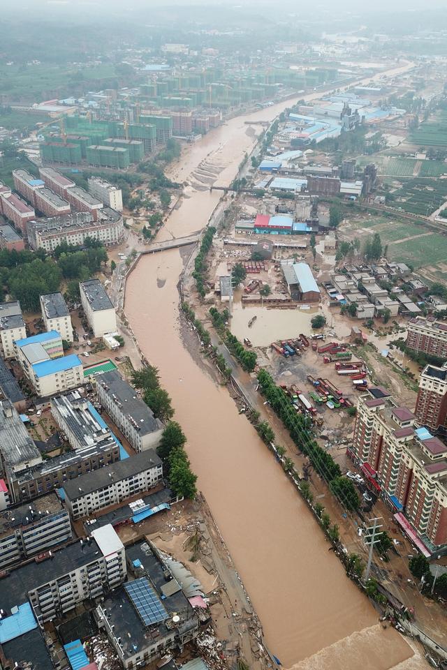 直击洪水过后的河南巩义：有房屋冲毁、车辆掀翻，道路成泥潭