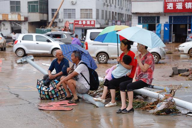 直击洪水过后的河南巩义：有房屋冲毁、车辆掀翻，道路成泥潭