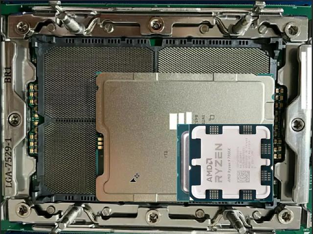 英特尔至强处理器LGA 7529插槽尺寸对比：是LGA1700的4倍多