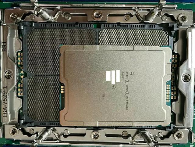 英特尔至强处理器LGA 7529插槽尺寸对比：是LGA1700的4倍多