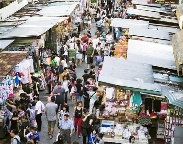 2011年，香港百亿富豪扫大街住破房体验穷人生活，惨遭现实毒打