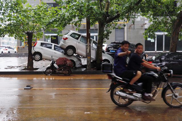 直击洪水过后的河南巩义：有房屋冲毁、车辆掀翻，道路成泥潭