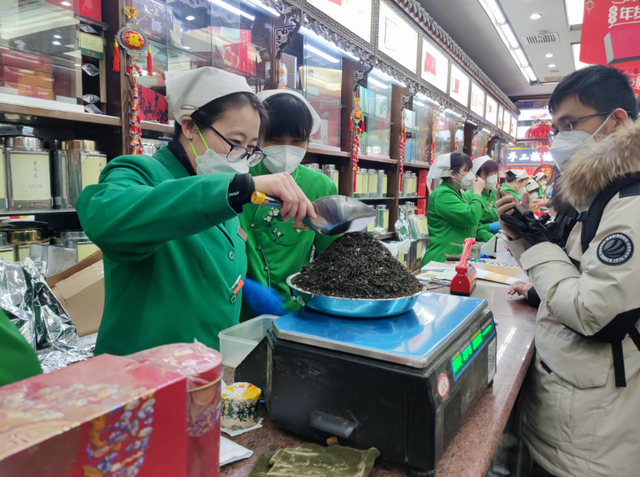 队伍排出近百米！临近春节，北京老字号茶礼卖得火