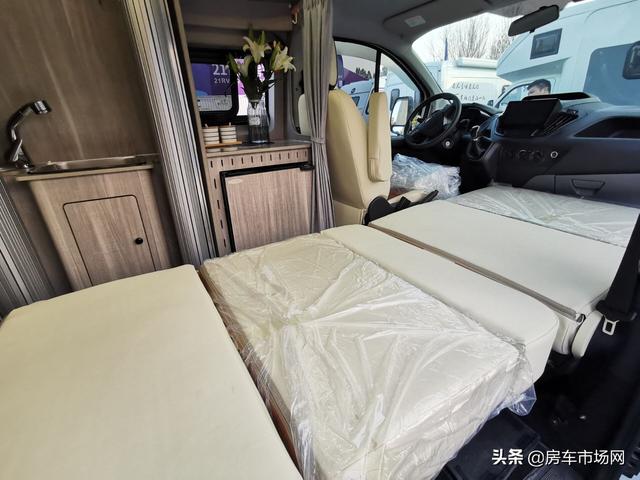 19万多福特新全顺小房车！5座柴油版，两张床配厨卫适合2-3人玩