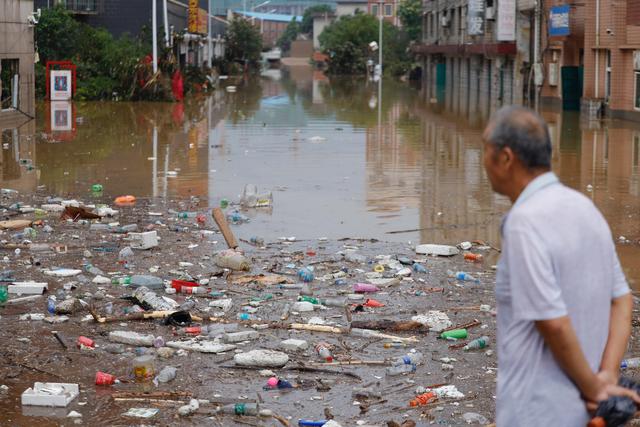 直击洪水过后的河南巩义：有房屋冲毁、车辆掀翻，道路成泥潭